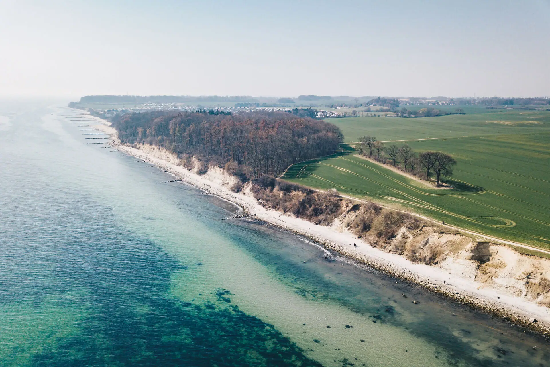 Steilküste Strand mit Blick auf das Meer und den Himmel im Hintergrund.