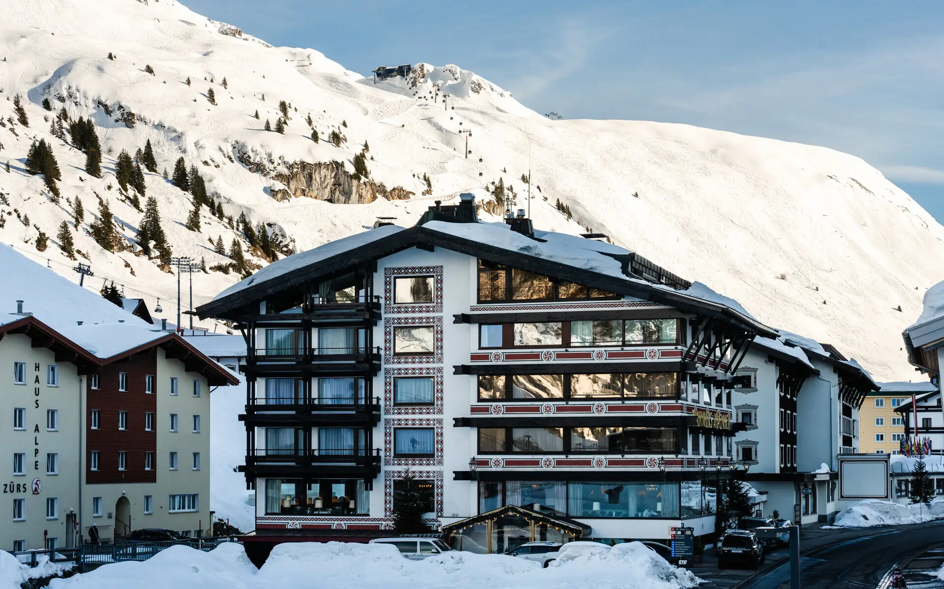 Gebäude mit Schneedecke an der Seite