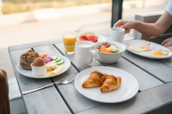 Frühstück Ein Tisch mit verschiedenen Speisen und Geschirr.