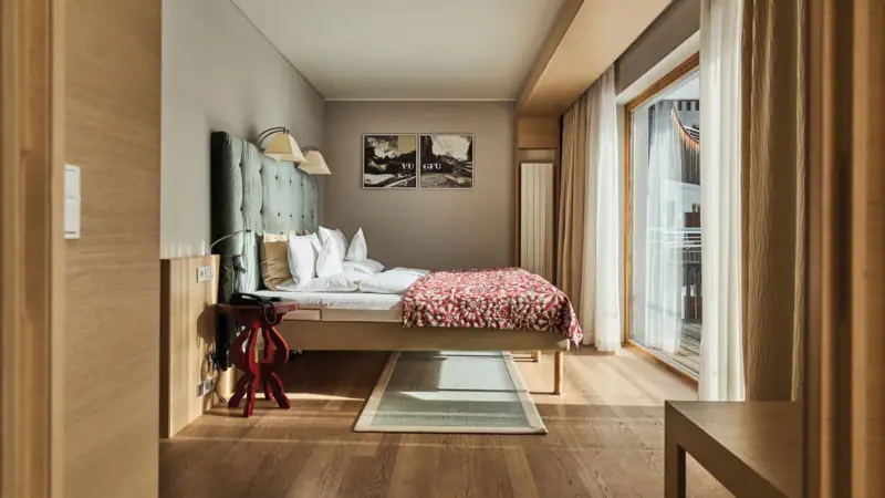 Schlafzimmer mit Bett und Teppichboden.