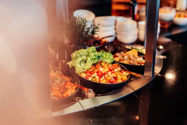 Buffet im JEDERMANNS Eine Gruppe von Schüsseln mit Essen.