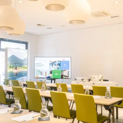 Ein Raum mit Tischen und Stühlen.