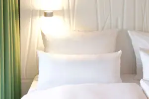 Ein Zimmer mit einem Fenster und einem Bett.