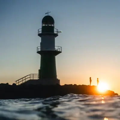 Leuchtturm im Wasser bei Sonnenuntergang