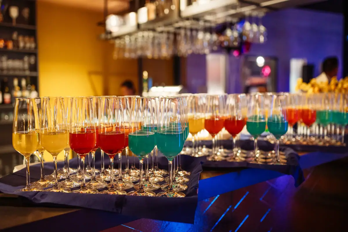 Eine Gruppe von Gläsern mit unterschiedlich farbigen Getränken.