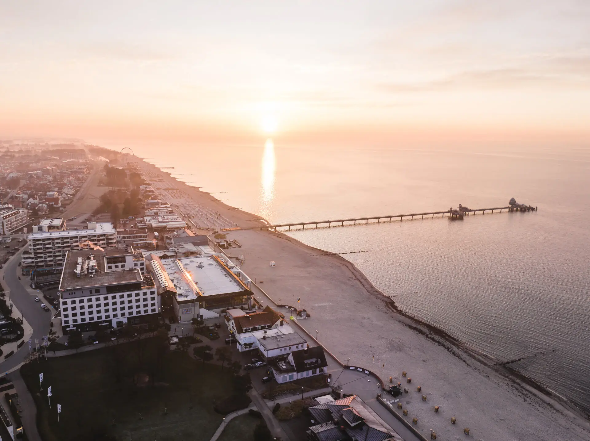 Eine Luftansicht des aja Grömitz an der Ostsee bei Sonnenaufgang. 