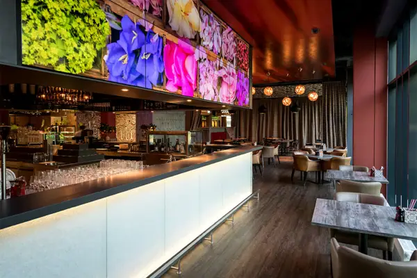 Großer Bildschirm mit Blumen an der Wand.