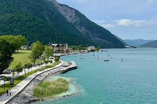 Achenseeufer Ein Gewässer mit einem Weg und Booten darauf.