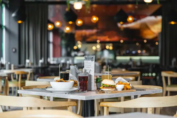 Tisch im Restaurant Ein Tisch mit verschiedenen Speisen und Getränken.