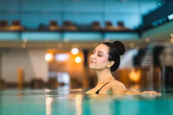 Eine Frau in einem Schwimmbecken.