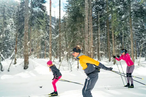 Eine Gruppe von Menschen beim Skifahren im Schnee.