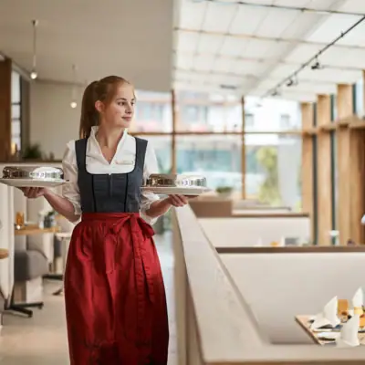 Eine Frau hält zwei Teller.