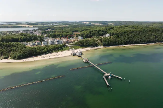 Seebrücke von oben Steg am Strand mit Blick auf das Wasser und den Himmel.