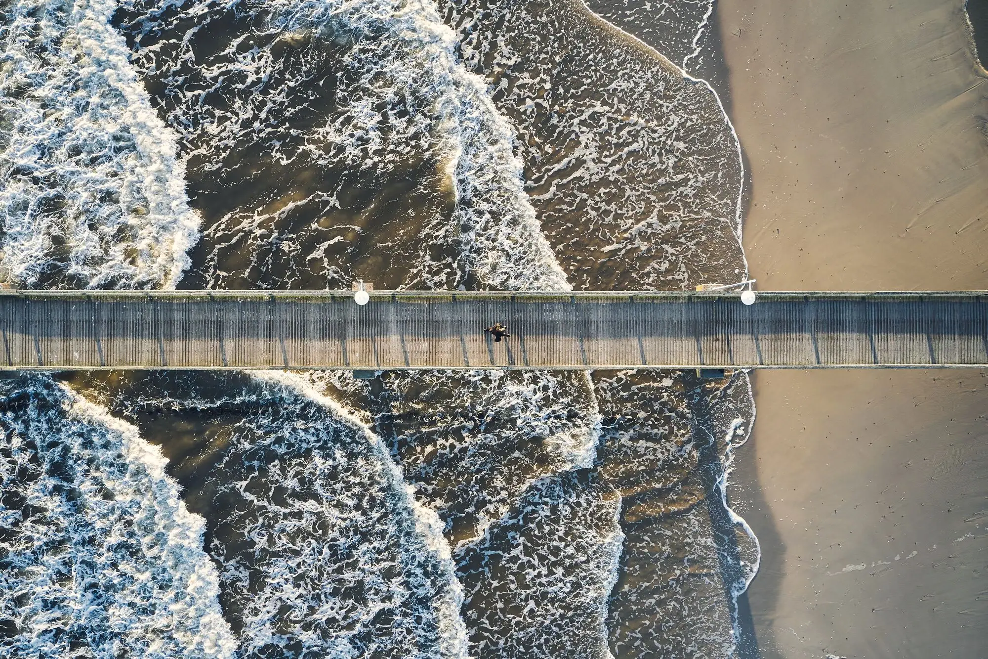 Seebrücke in Bansin über der Ostsee von oben fotografiert.