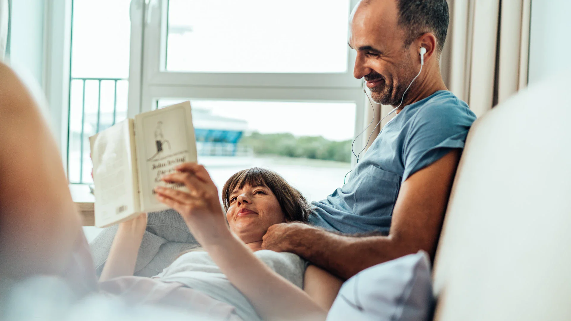 Ein Mann und eine Frau lesen gemeinsam ein Buch
