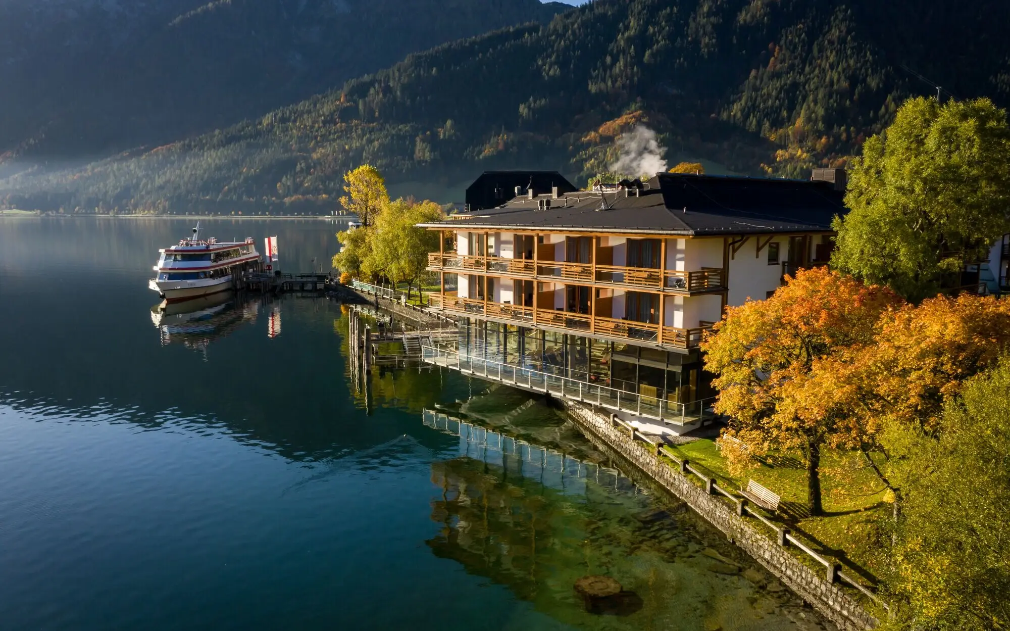 aja Fürstenhaus am Achensee Blick auf den Achensee und die Berge.
