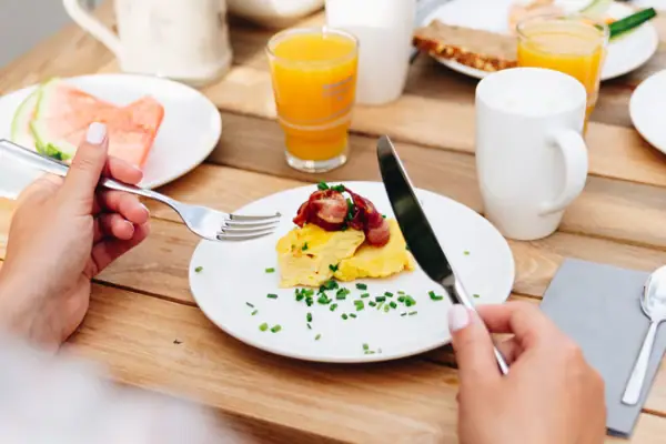 Eine Person isst eine Mahlzeit an einem Tisch.