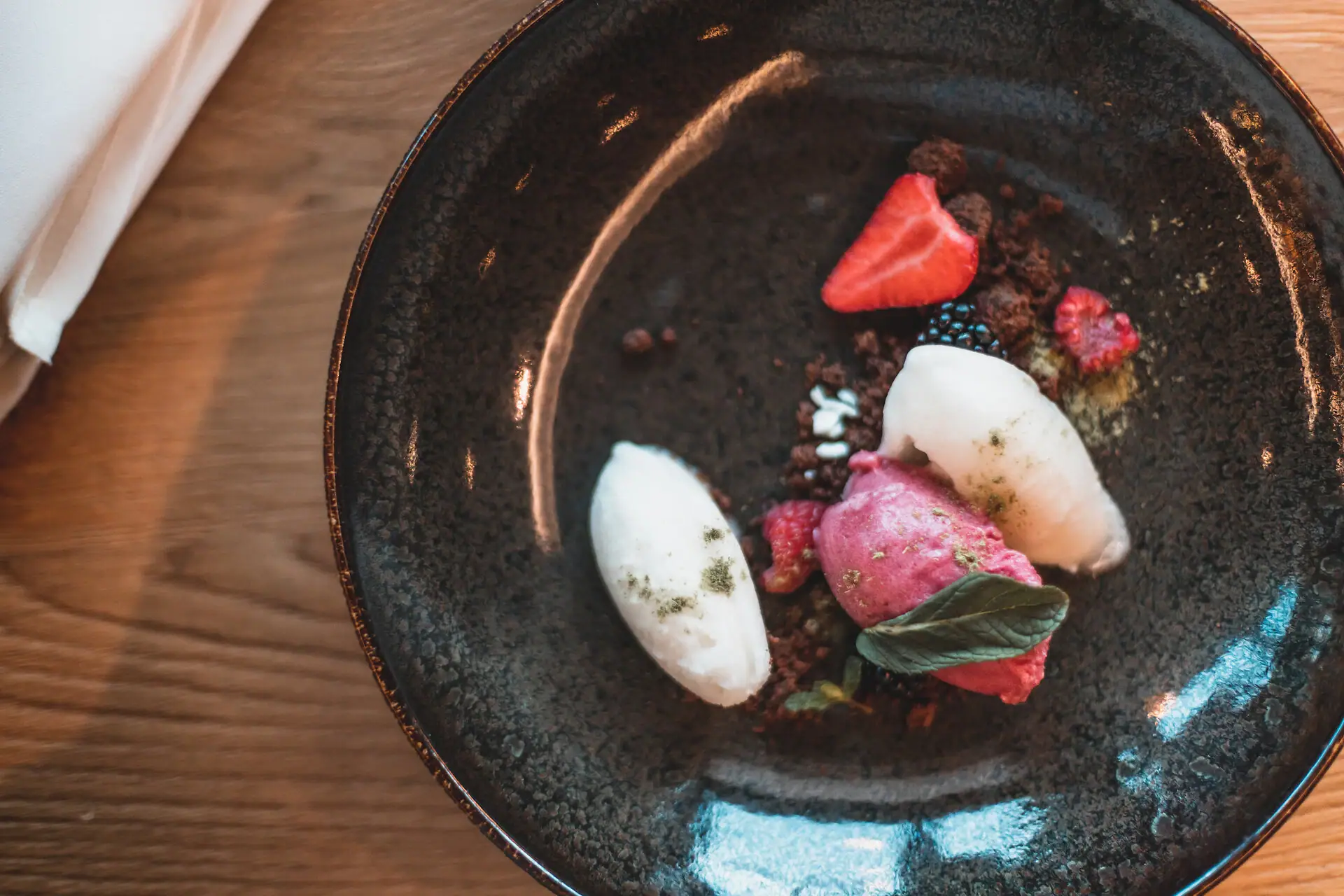 Ein Teller mit Essen auf einem Tisch.