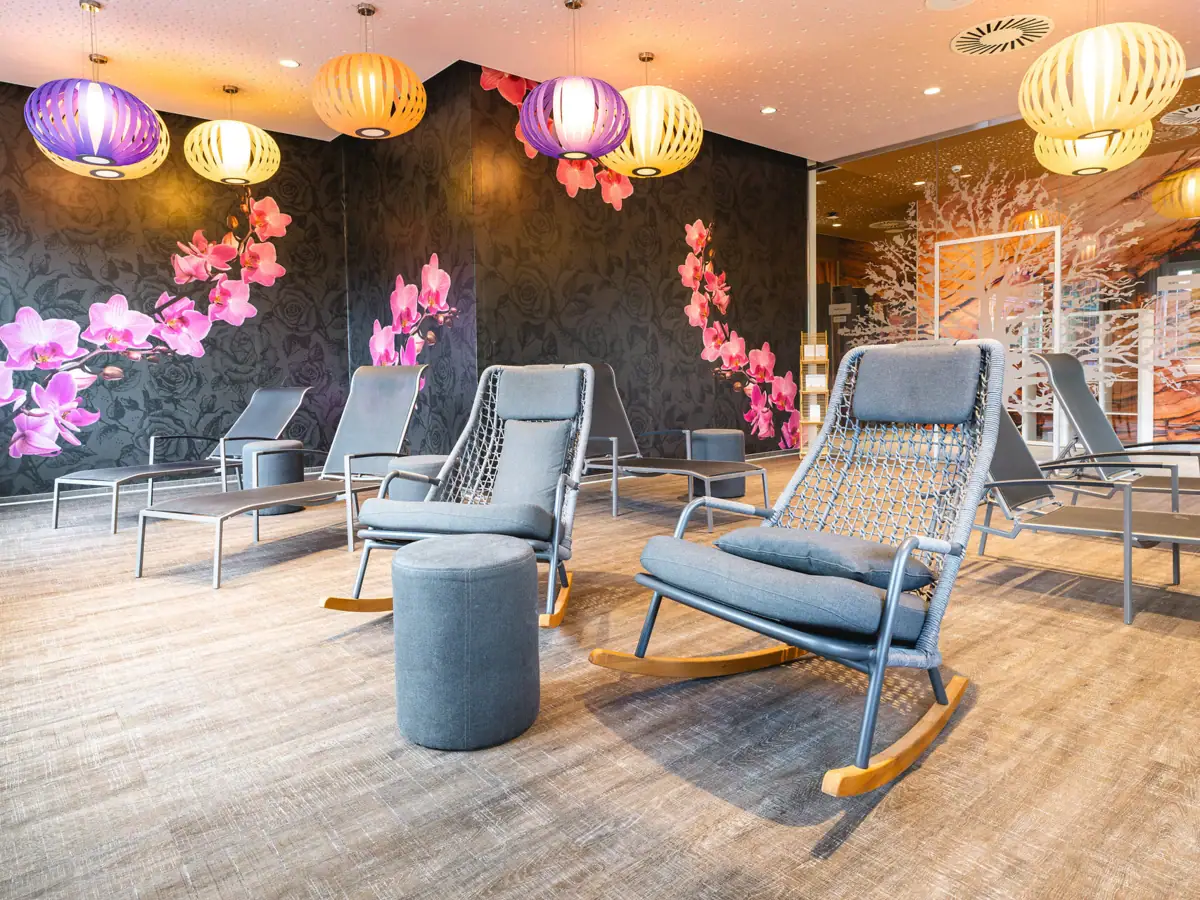 Ruhebereich im aja Bad Saarow mit Schaukelstühlen