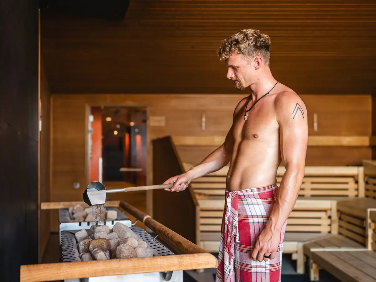 Ein Mann in rot-weiß karierten Shorts.