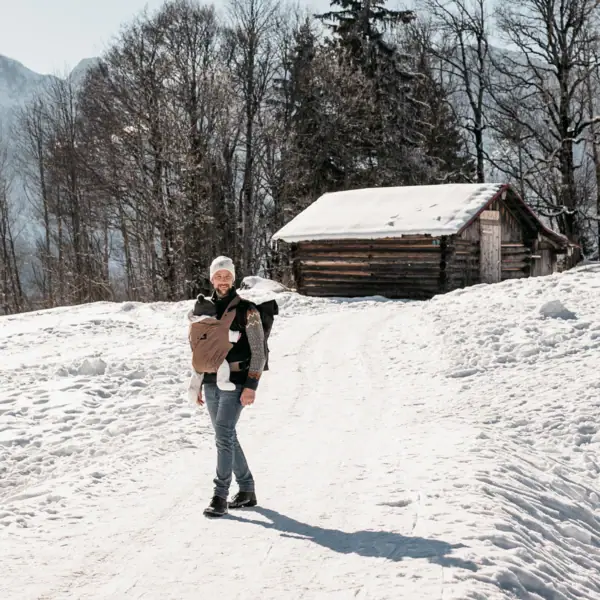 Eine Person steht im Schnee im Freien.