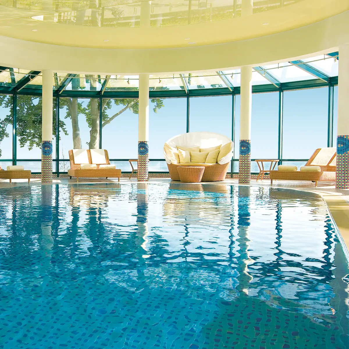 Ein Hallenbad mit Stühlen und einer großen Decke.