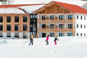 Eine Gruppe von Menschen beim Skifahren im Schnee.