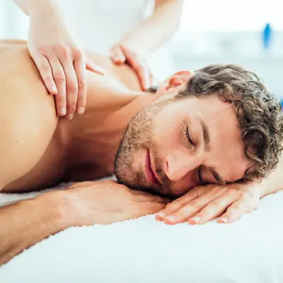 Ein Mann liegt auf einer weißen Fläche.