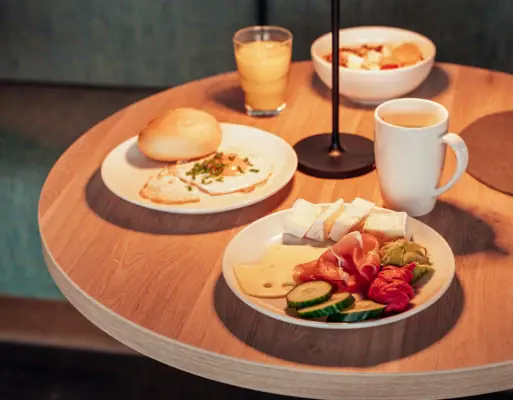 Ein Tisch mit Tellern voller Essen und einer Lampe.