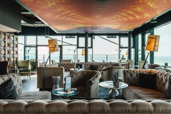 Ein Raum mit Sofas und Couchtischen.