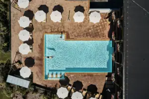 Eine Person schwimmt in einem Pool.