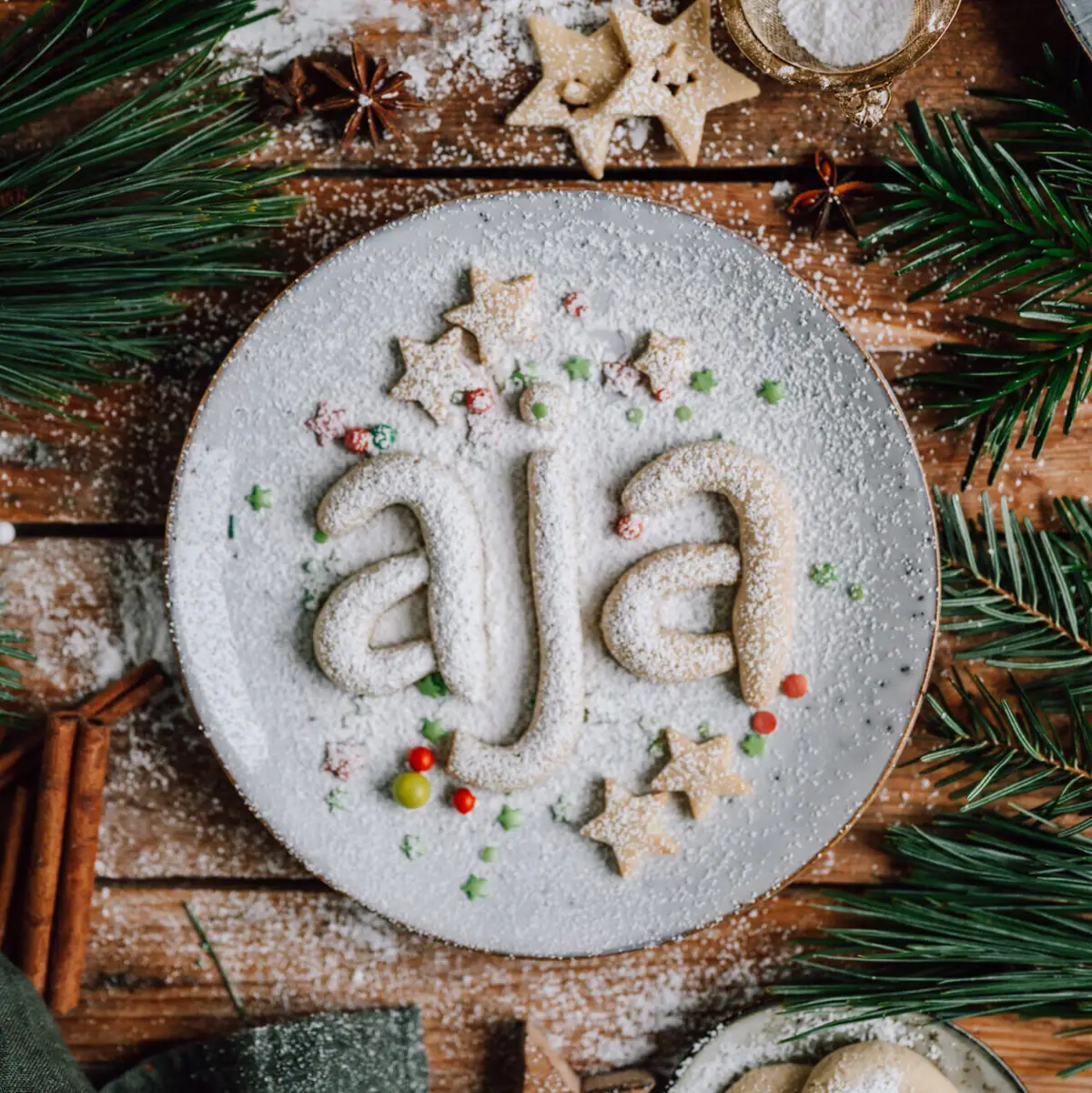Ein Teller mit Keksen und einem Namen darauf.