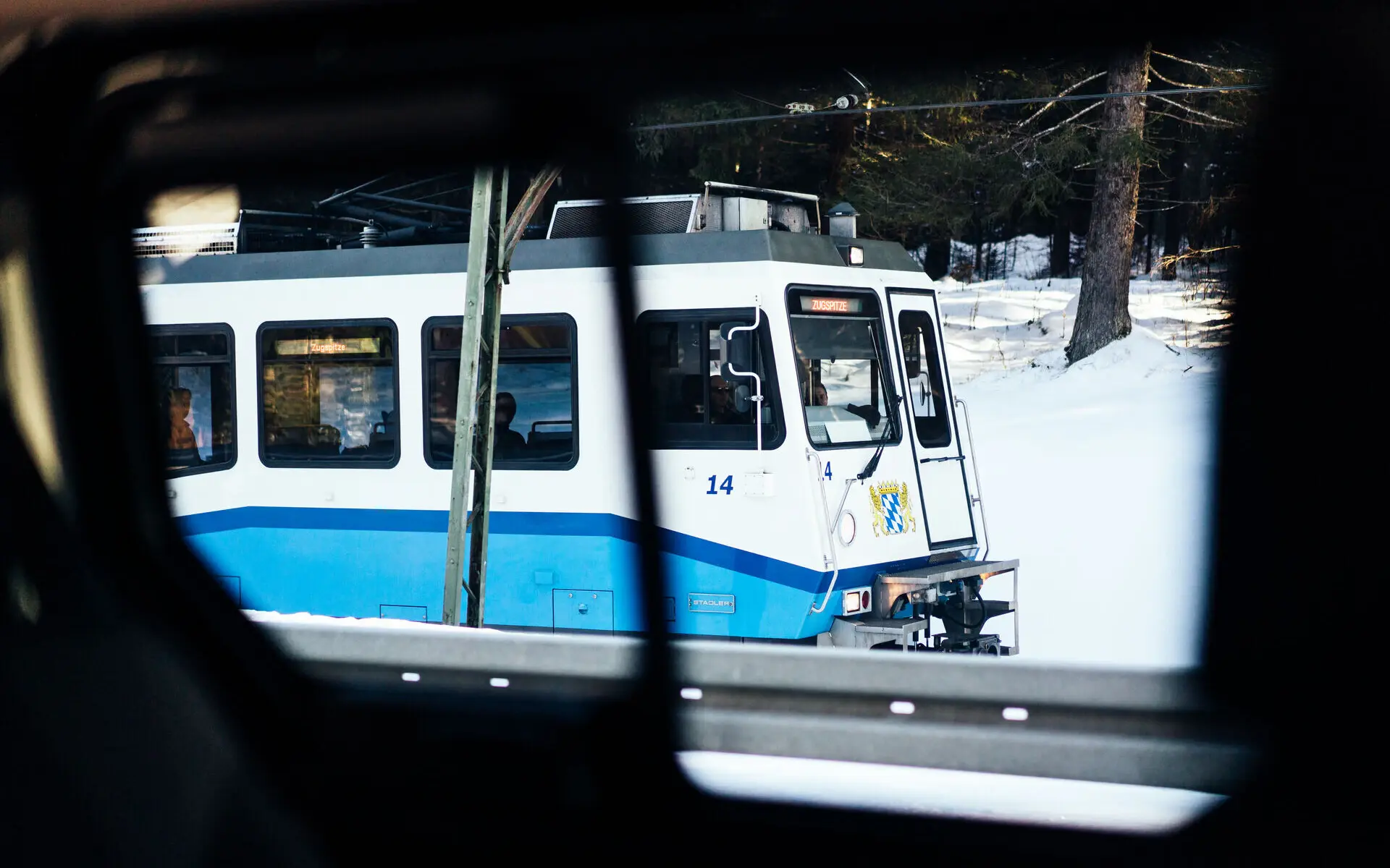 Zug auf verschneiten Gleisen