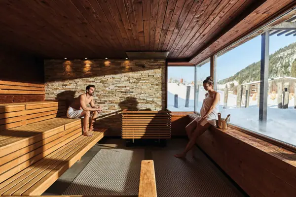 Mann und Frau in Sauna