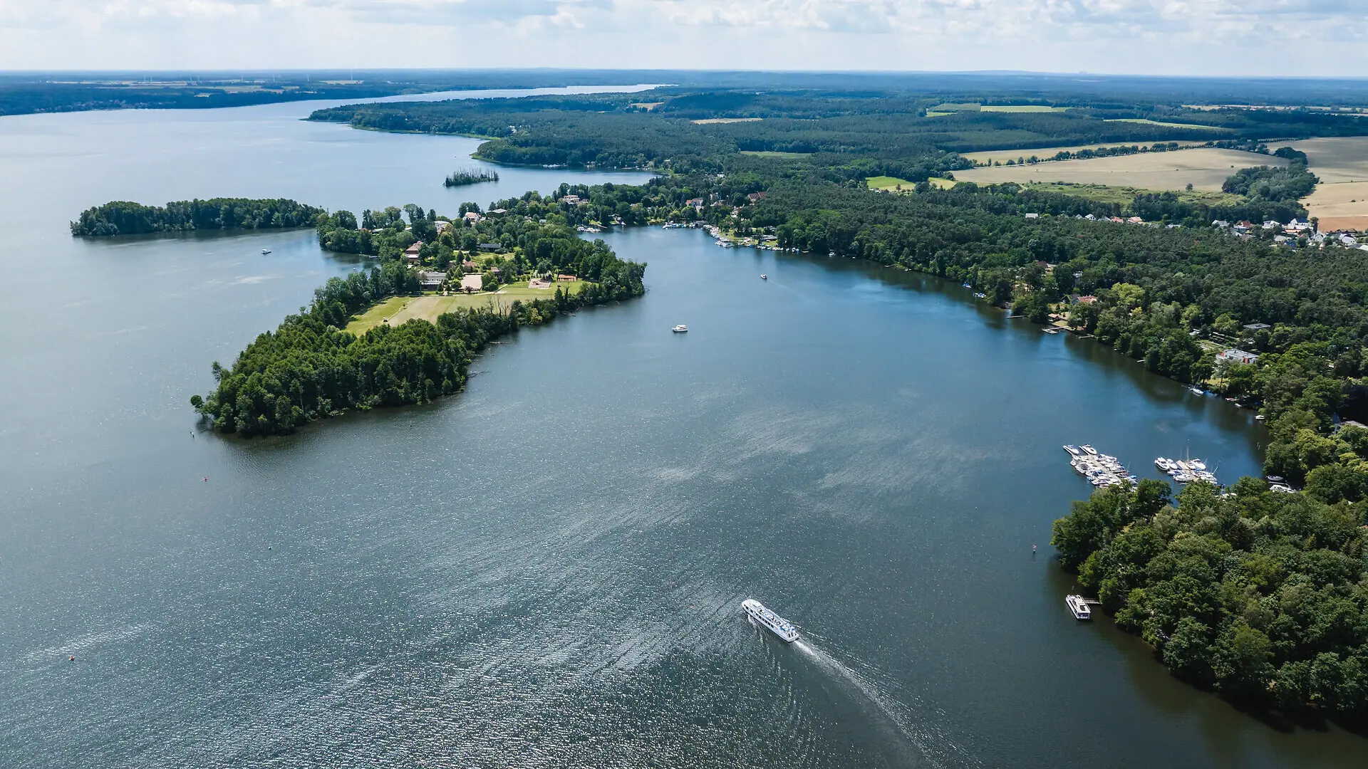 Der Scharmützelsee von oben mit einer Drohne aufgenommen.