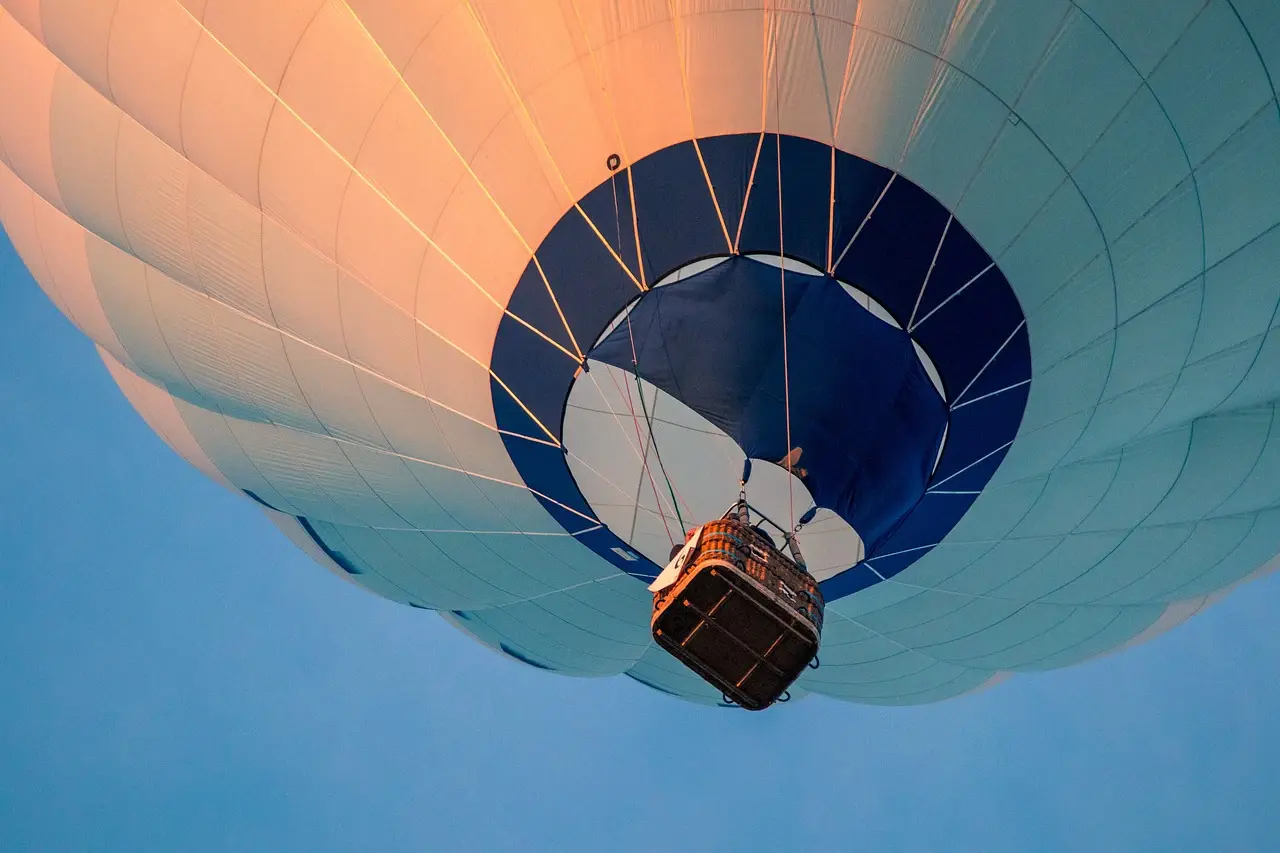 Heißluftballon im Himmel.