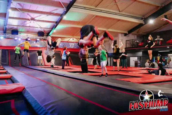 Eine Gruppe von Menschen springt auf einem Trampolin.