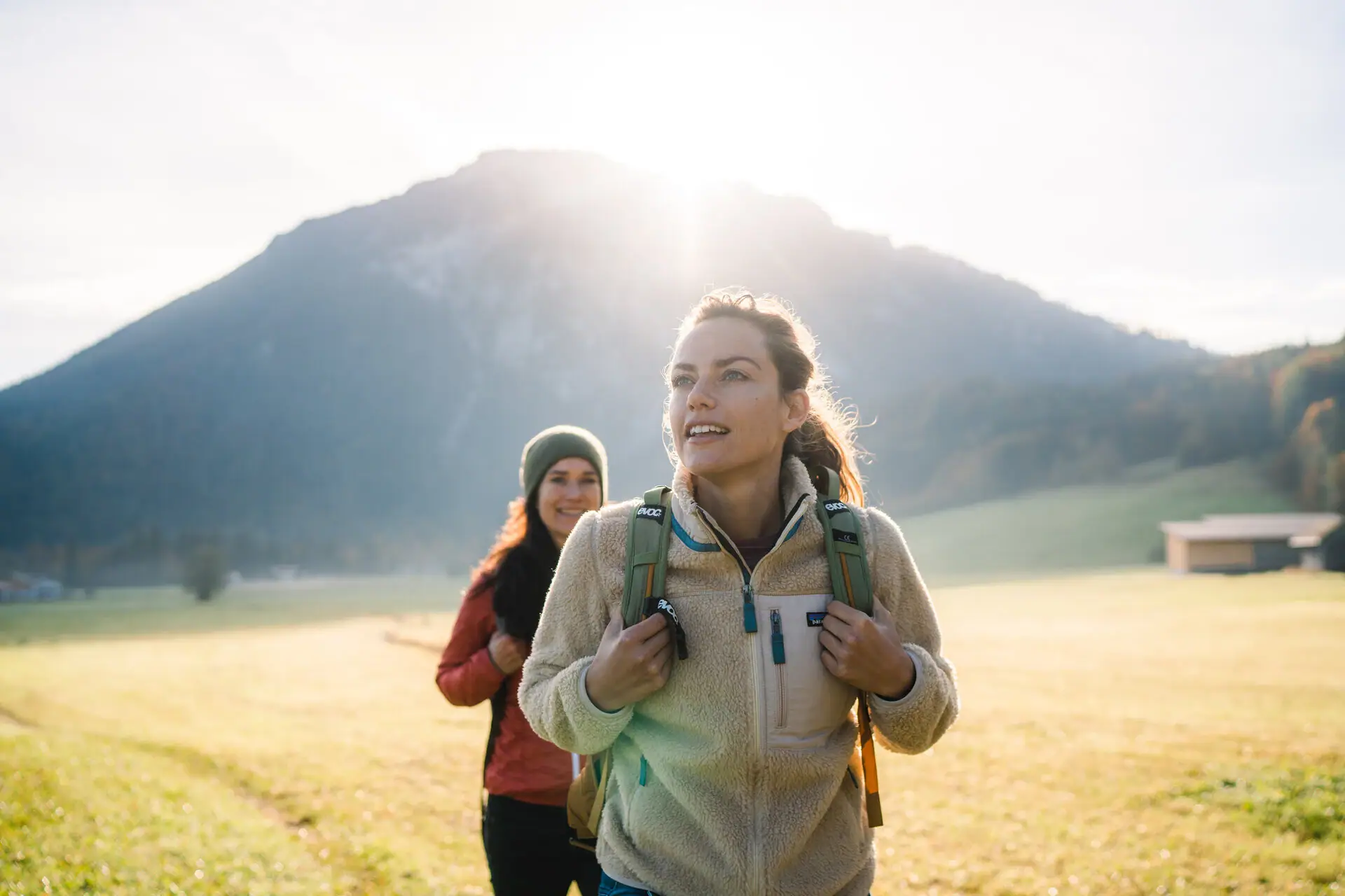 Eine Gruppe von Frauen wandert in einem Feld.