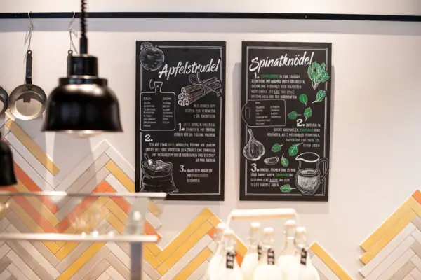 Regionale Highlights im aja Ruhpolding Schwarzes Brett mit Schriftzug.