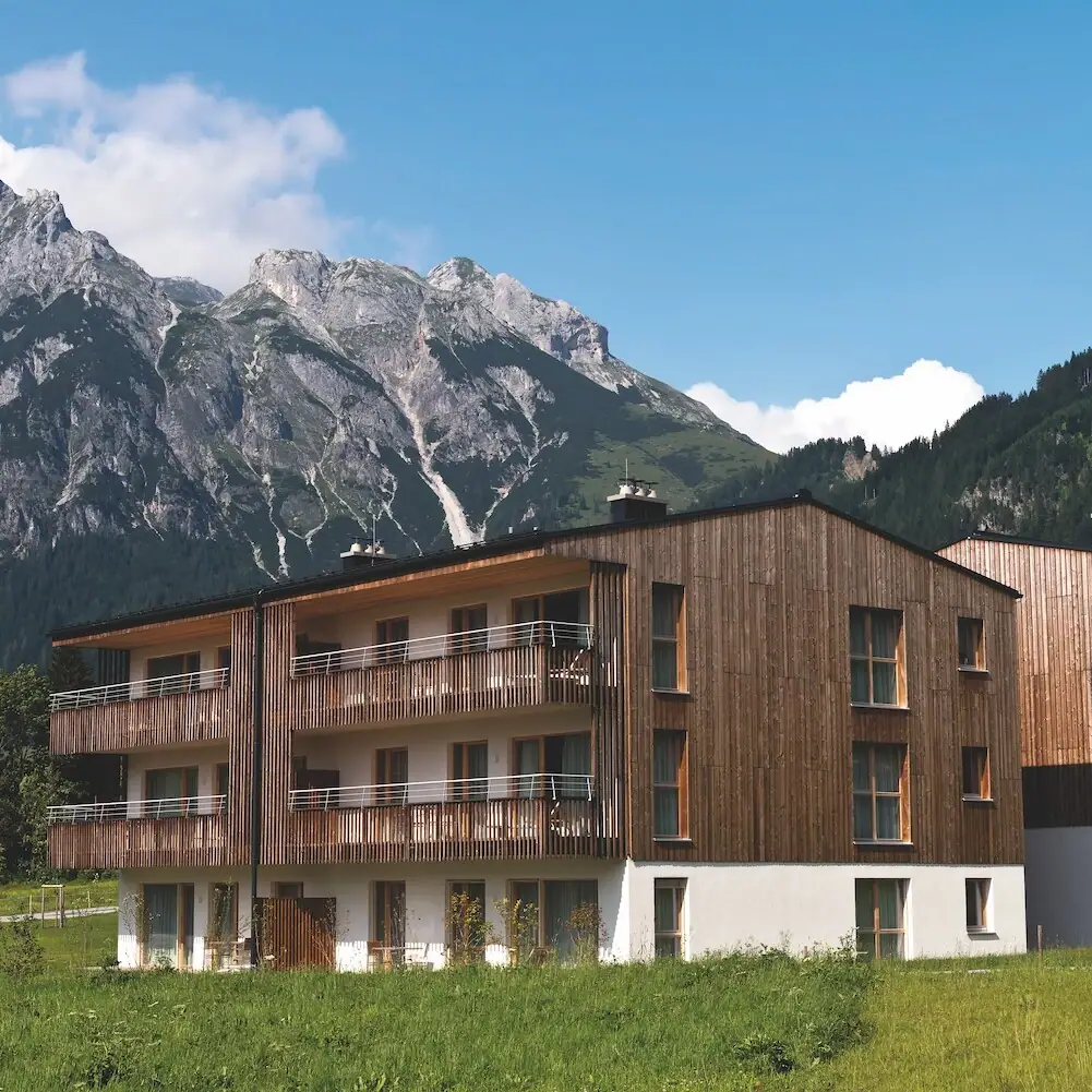 Ein Gebäude mit einem Berg im Hintergrund.