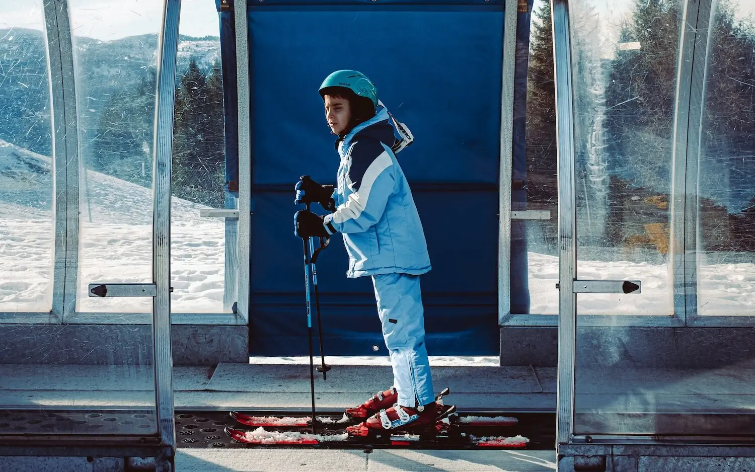 Kind auf Skiern im Freien, mit Winterkleidung.