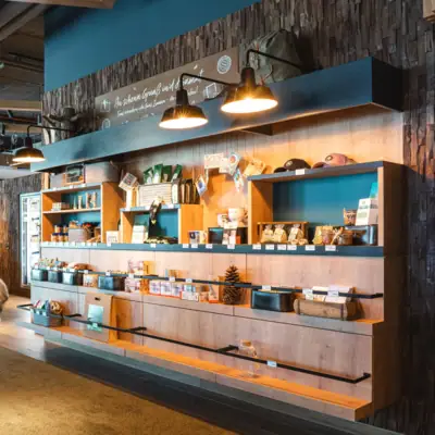 Shop Ein Deko-Schaf in einem Laden.