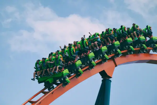 Eine Gruppe von Menschen auf einer Achterbahn.