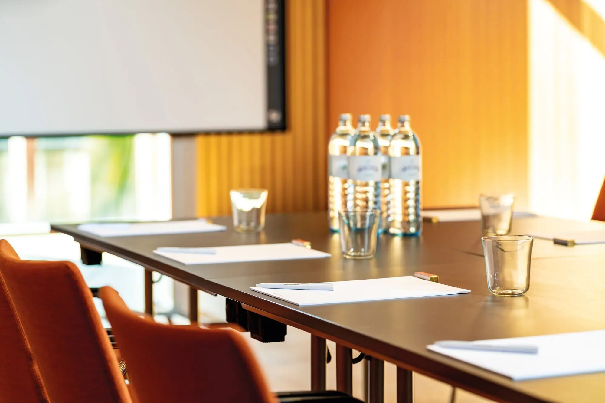 Ein Tisch mit Papieren und Brillen darauf.