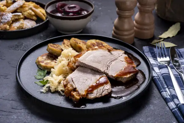 Ein Teller mit Essen, einer Gabel und einem Messer.