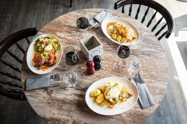 Ein Tisch mit Tellern voller Speisen und Weingläsern.