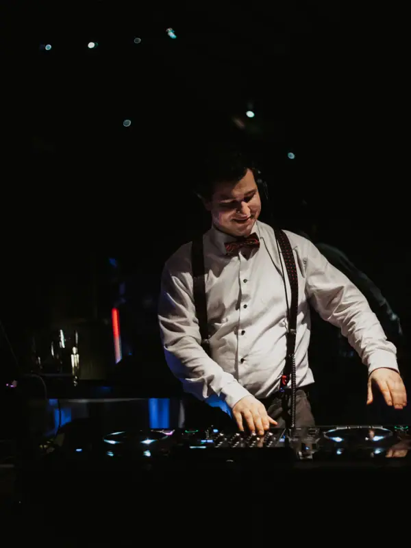 Ein Mann mit Fliege und Kopfhörern.