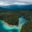 Der Eibsee in Gamrisch-Partenkirchen umgeben von Bäumen und Bergen.