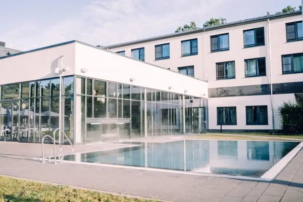Ein Gebäude mit einem Pool und Fenstern.