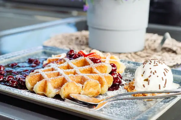 Waffeln im aja Warnemünde Ein Teller mit Waffeln und Eiscreme.